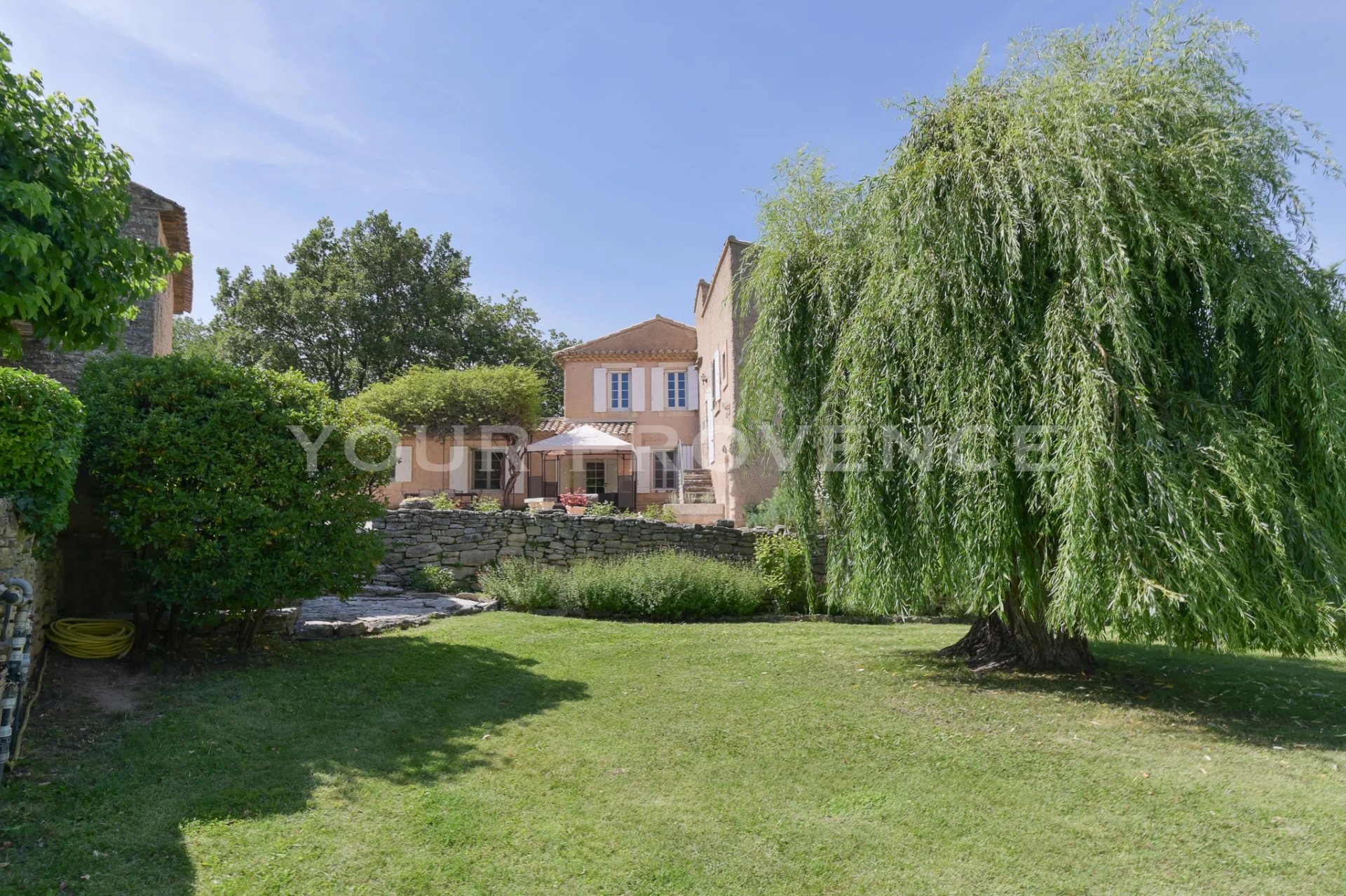 GOULT – AN EXCEPTIONAL FAMILY ESTATE IN THE HEART OF PROVENCE for sale – Goult in Luberon – 2200000€